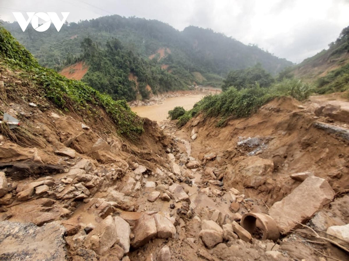 Đường giao thông bị cắt.