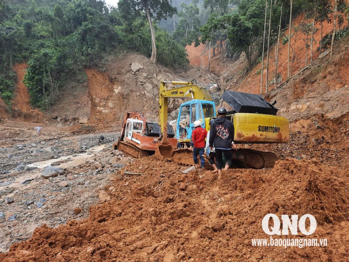 Máy xúc cũng đến được hiện trường giúp đẩy nhanh cuộc tìm kiếm.