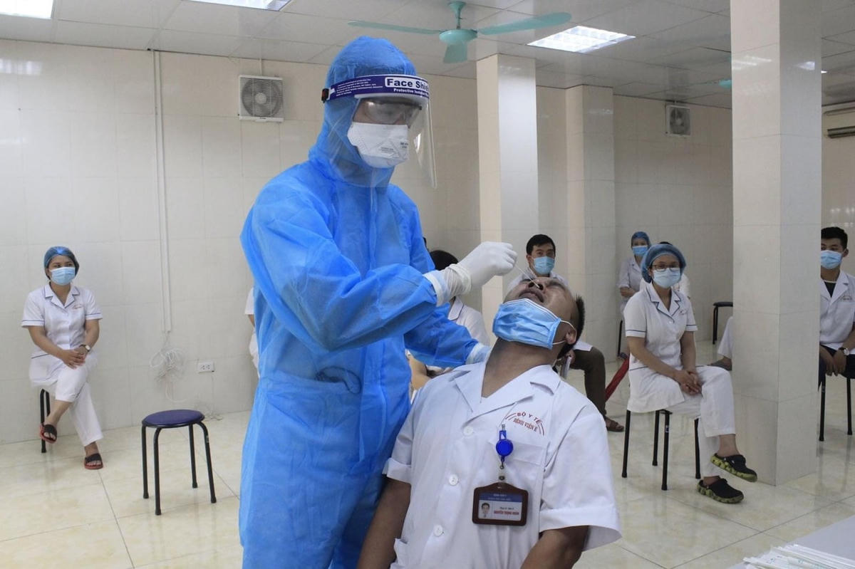 Bệnh viện E đã tiến hành lấy mẫu xét nghiệm Covid-19 cho toàn bộ y bác sĩ tham gia đoàn công tác.