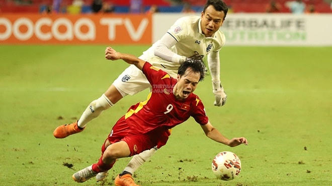 Văn Toàn bị thủ môn Thái Lan phạm lỗi. Ảnh: TTVH.