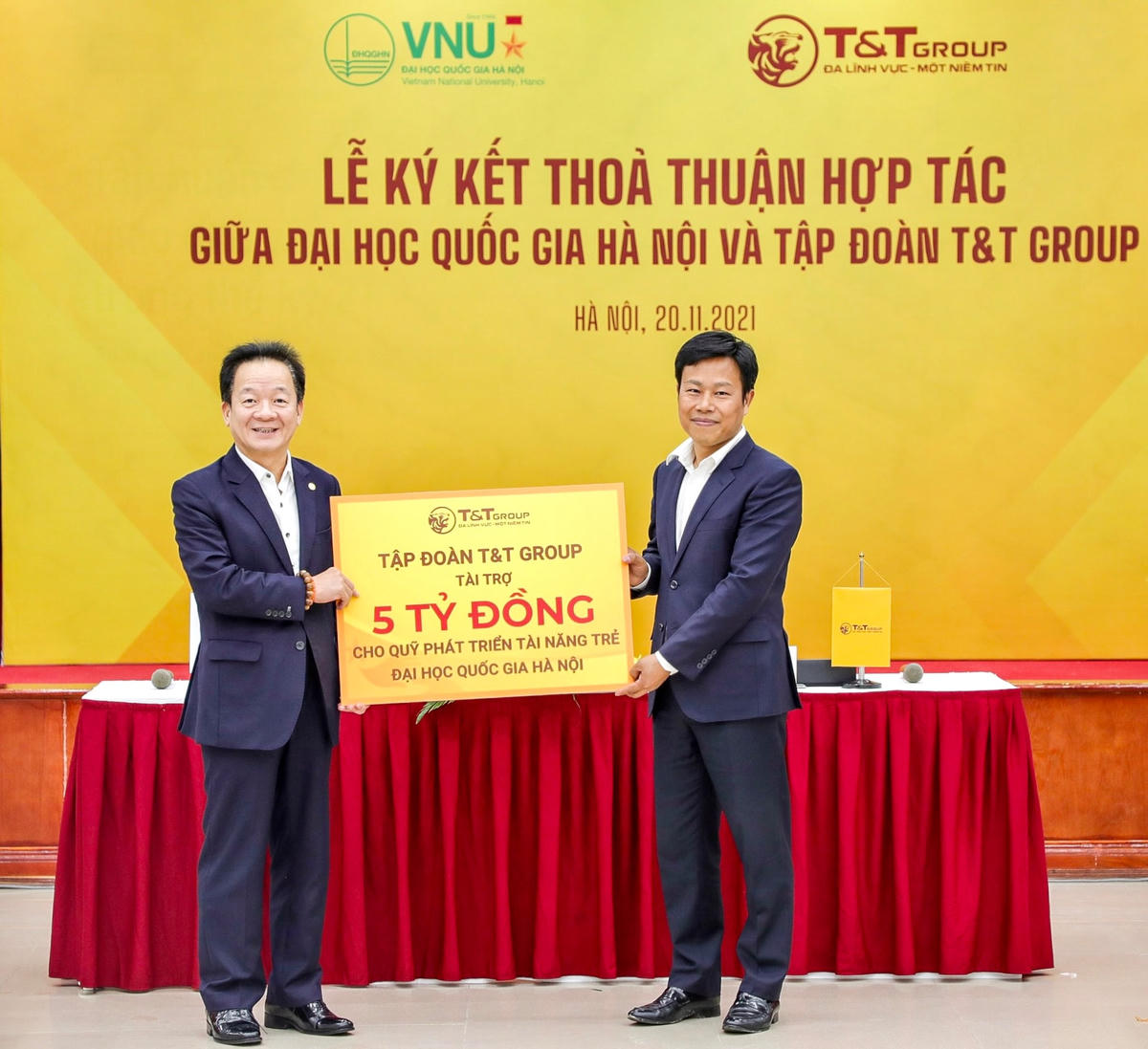 Chủ tịch HĐQT kiêm Tổng Giám đốc T&T Group Đỗ Quang Hiển trao tặng 5 tỷ đồng cho Quỹ Phát triển tài năng trẻ của ĐHQGHN.