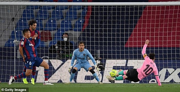 Messi mở tỷ số cho Barcelona ở phút 25.