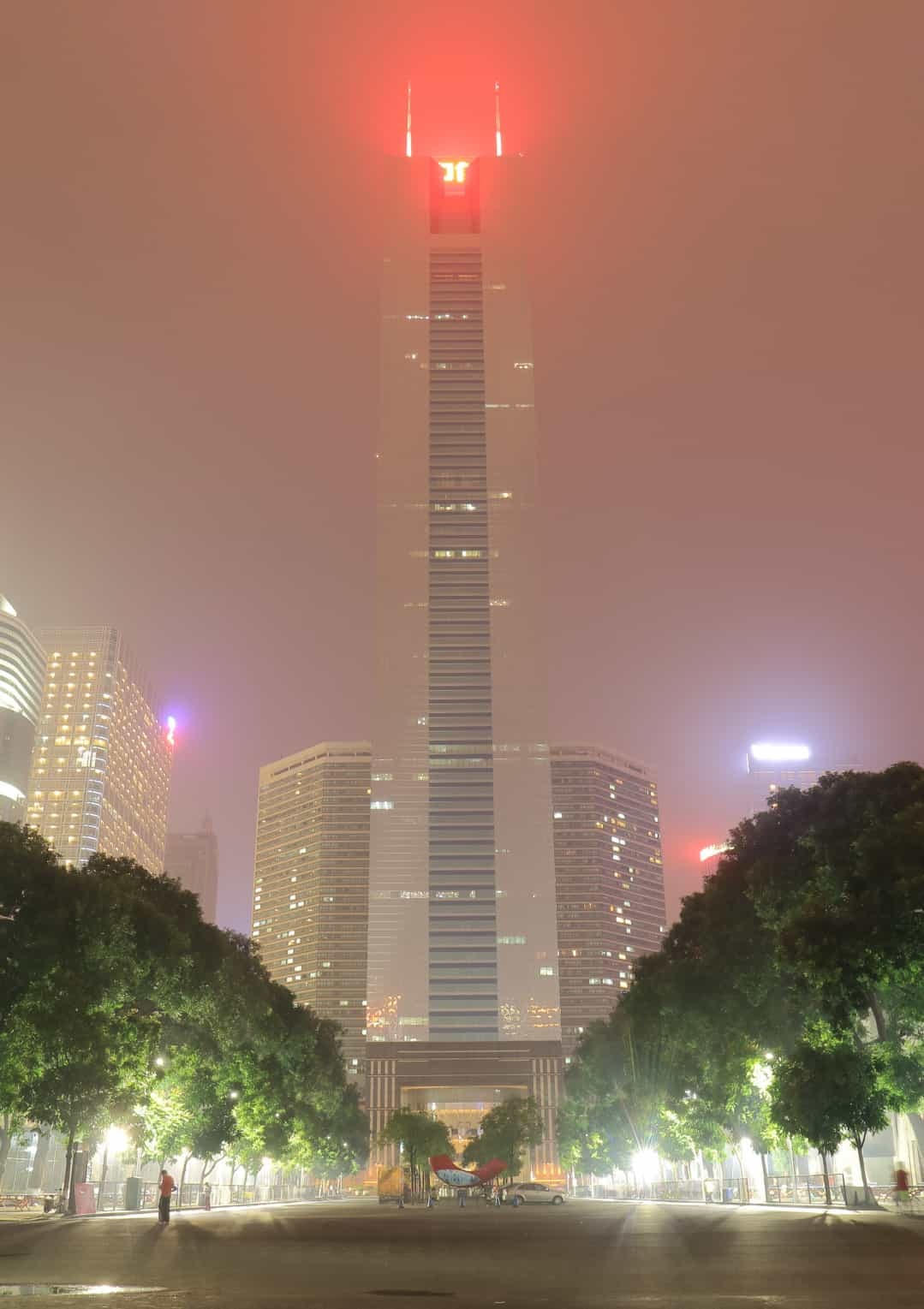 CITIC Plaza được khai trương vào năm 1996 và cao 390 m.  