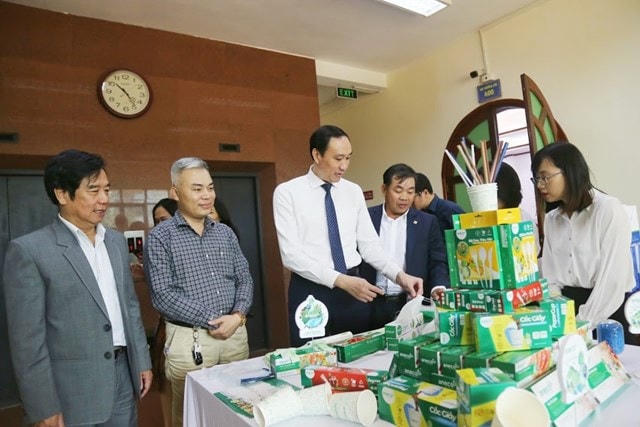 Phó Chủ tịch Phùng Khánh Tài cùng các đại biểu tham quan trưng bày các sản phẩm của Tập đoàn An Phát Holdings. Ảnh: Kỳ Anh.