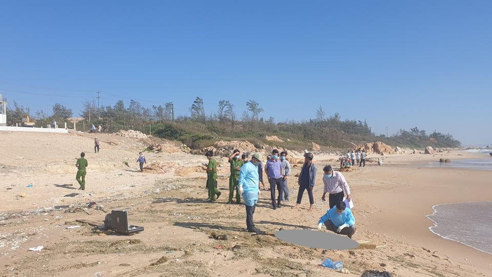  Nơi phát hiện thi thể nạn nhân trên bờ biển thôn Thuận Thành. 