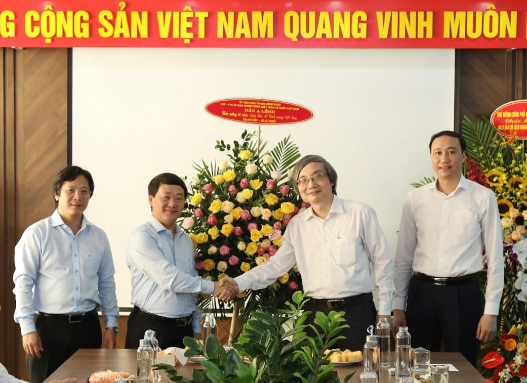 Phó Chủ tịch - Tổng Thư ký Hầu A Lềnh tặng hoa chúc mừng Báo điện tử Đại Đoàn Kết. (Ảnh: Quang Vinh).