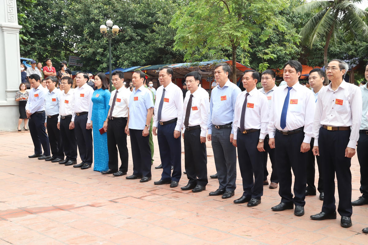 Tập thể lãnh đạo tỉnh Nam Định tại Lễ dâng hương.