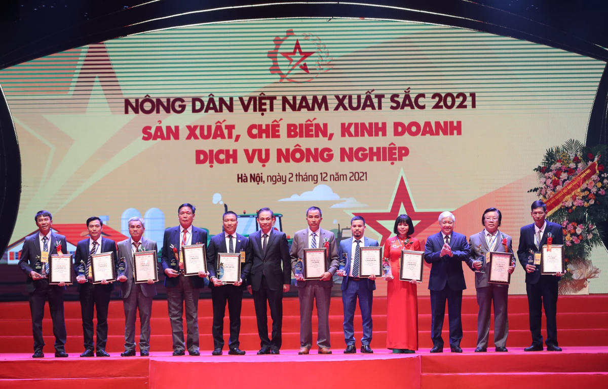 Bí thư Trung ương Đảng, Chủ tịch UBTƯ MTTQ Việt Nam Đỗ Văn Chiến chụp ảnh lưu niệm với một số Nông dân Việt Nam xuất sắc năm 2021.