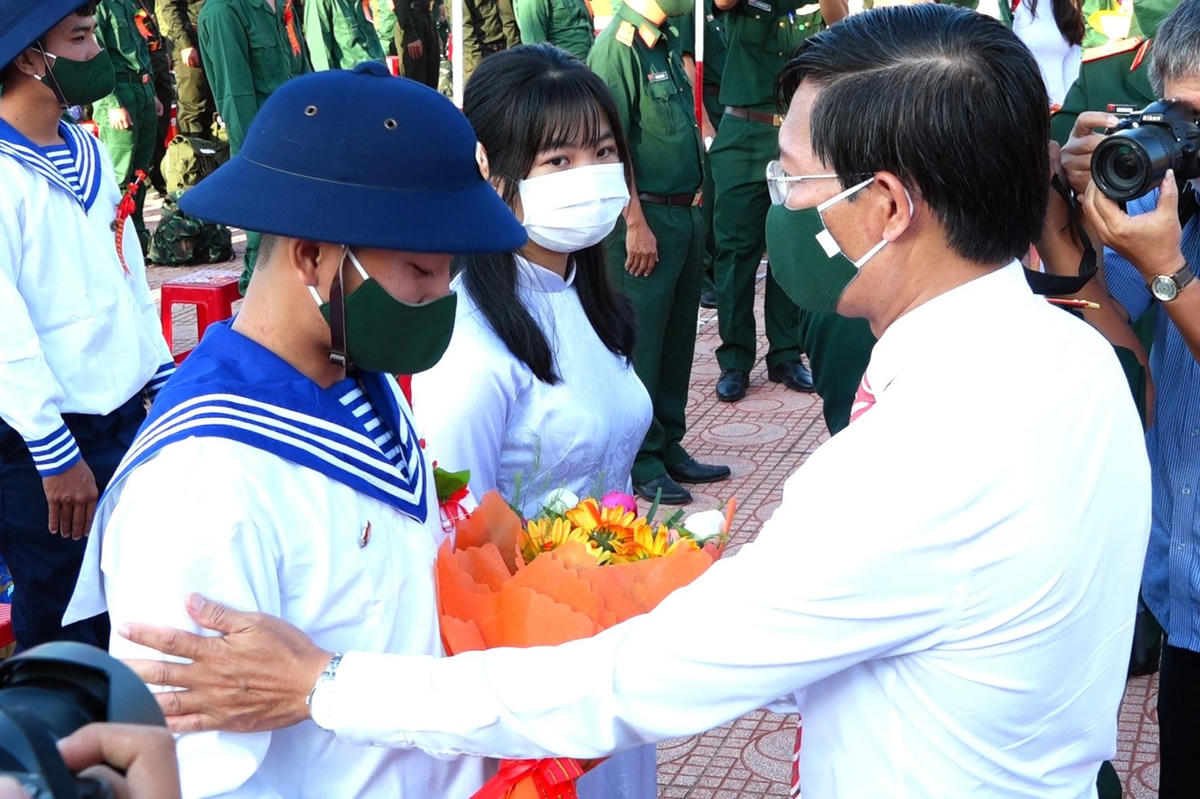 Ông Lê Tuấn Phong, Chủ tịch UBND tỉnh Bình Thuận tặng hoa cho các tân binh.