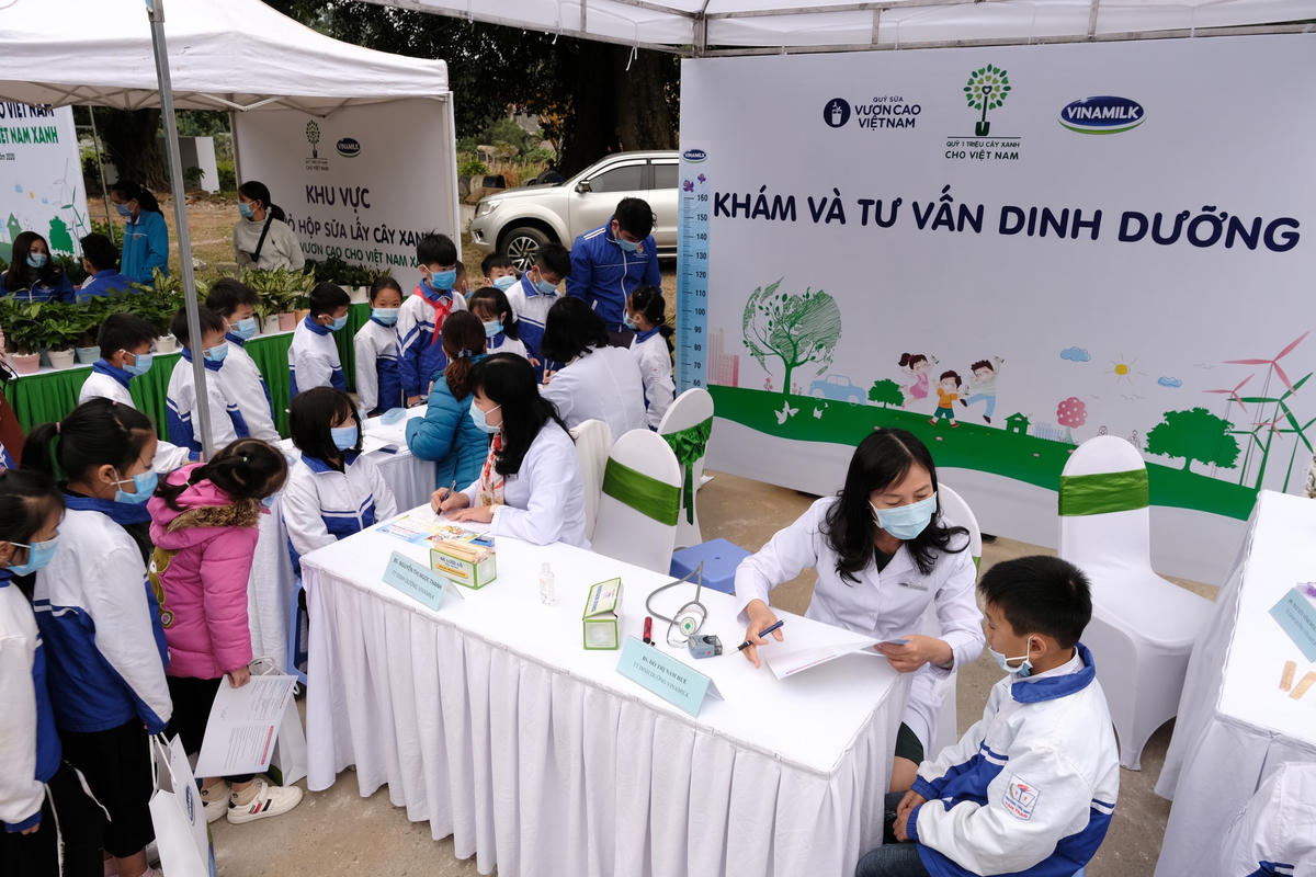 Hoạt động tìm hiểu về chương trình, tặng quà, khám dinh dưỡng cùng nhiều trò chơi thú vị được Vinamilk tổ chức cho các em học sinh trong sự kiện