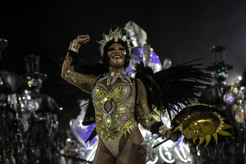 Vũ công diễu hành ở Quảng trường Sambadrome, Rio de Janeiro, Brazil. Ảnh: AP.