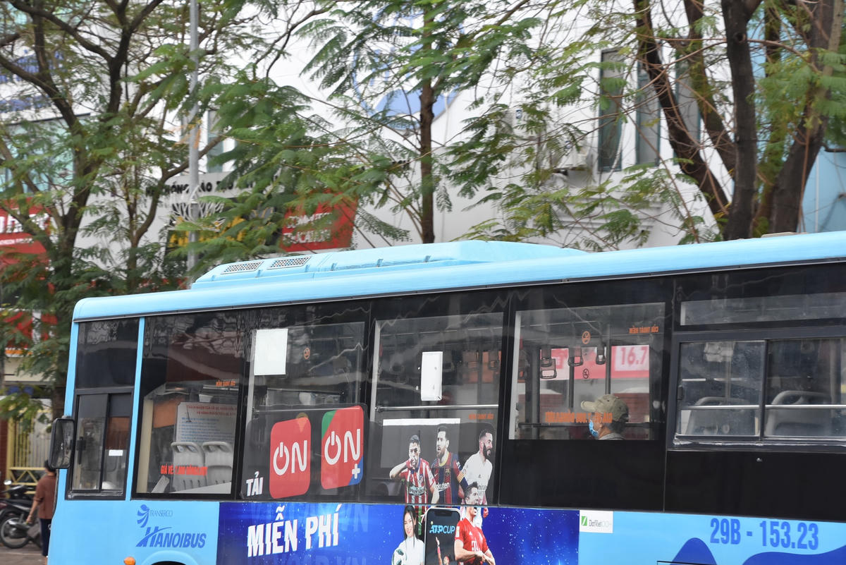 [ẢNH] F0 Hà Nội tăng kỉ lục, xe buýt vắng tanh ngày đầu tuần