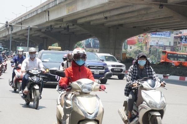 Người dân nên hạn chế tiếp xúc ánh nắng trong thời điểm nhiệt độ lên cao.