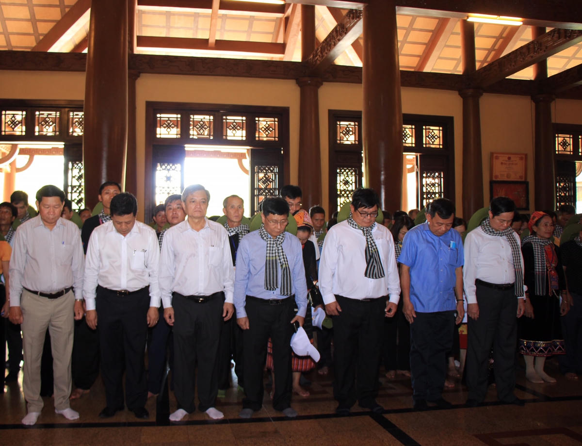 Các thành viên trong đoàn dâng hương tưởng niệm các anh hùng liệt sĩ.