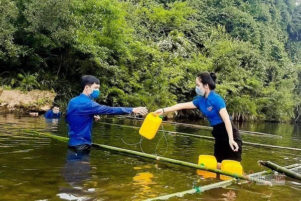 Các đoàn viên của xã đang lắp ráp hồ bơi.  