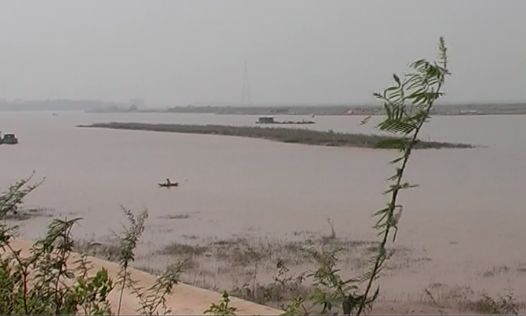 Cồn đất mang hình thanh gươm trên sông Thương.