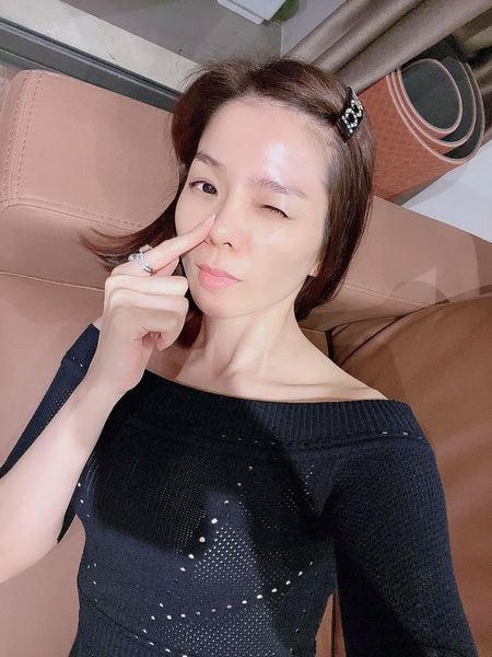 Lệ Quyên động viên mọi người ở nhà chống dịch: “Sẽ ổn, sẽ qua, sẽ bình yên. Ở nhà cũng là hạnh phúc rồi. Cũng may là còn có trang cá nhân để chúng ta vẫn thấy nhau nhỉ”.