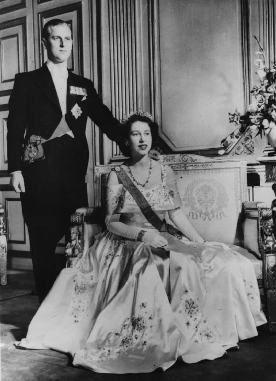 Bức chân dung trang trọng của Nữ hoàng Elizabeth II và Hoàng thân Philip tại Cung điện Buckingham, Anh năm 1952.