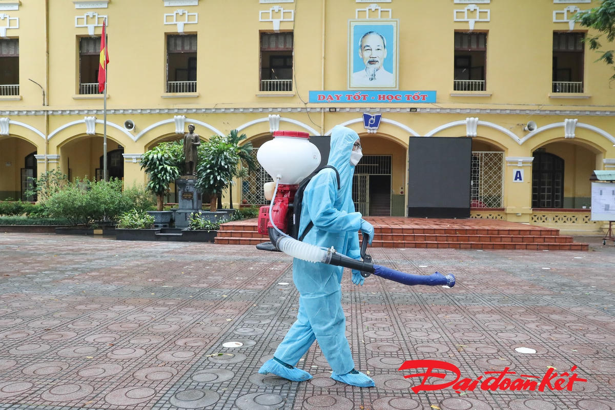 Phun khử khuẩn các điểm thi vào 10 tại Hà Nội