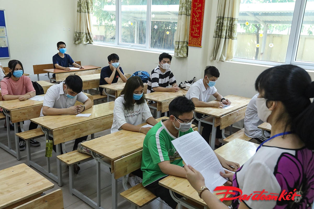 Cán bộ coi thi đọc quy chế thi.