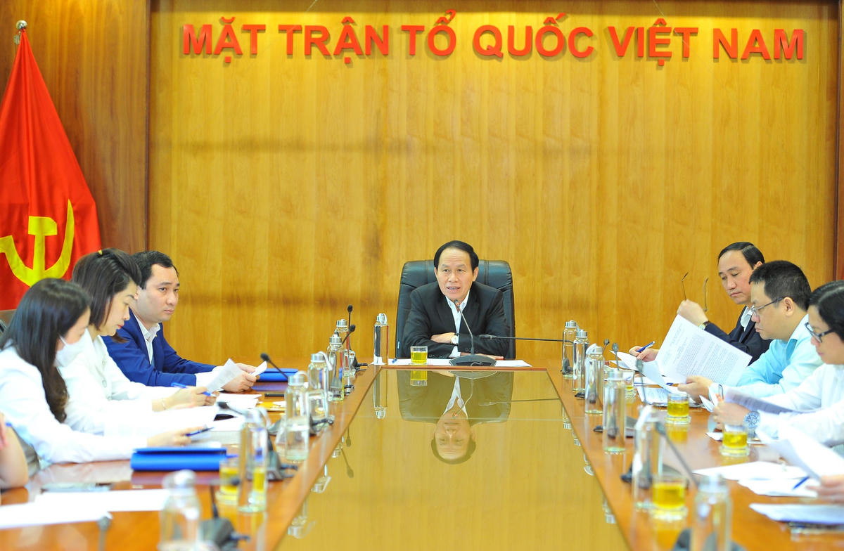 Phó Chủ tịch - Tổng Thư ký Lê Tiến Châu trao đổi cùng các đại biểu tham dự cuộc họp.