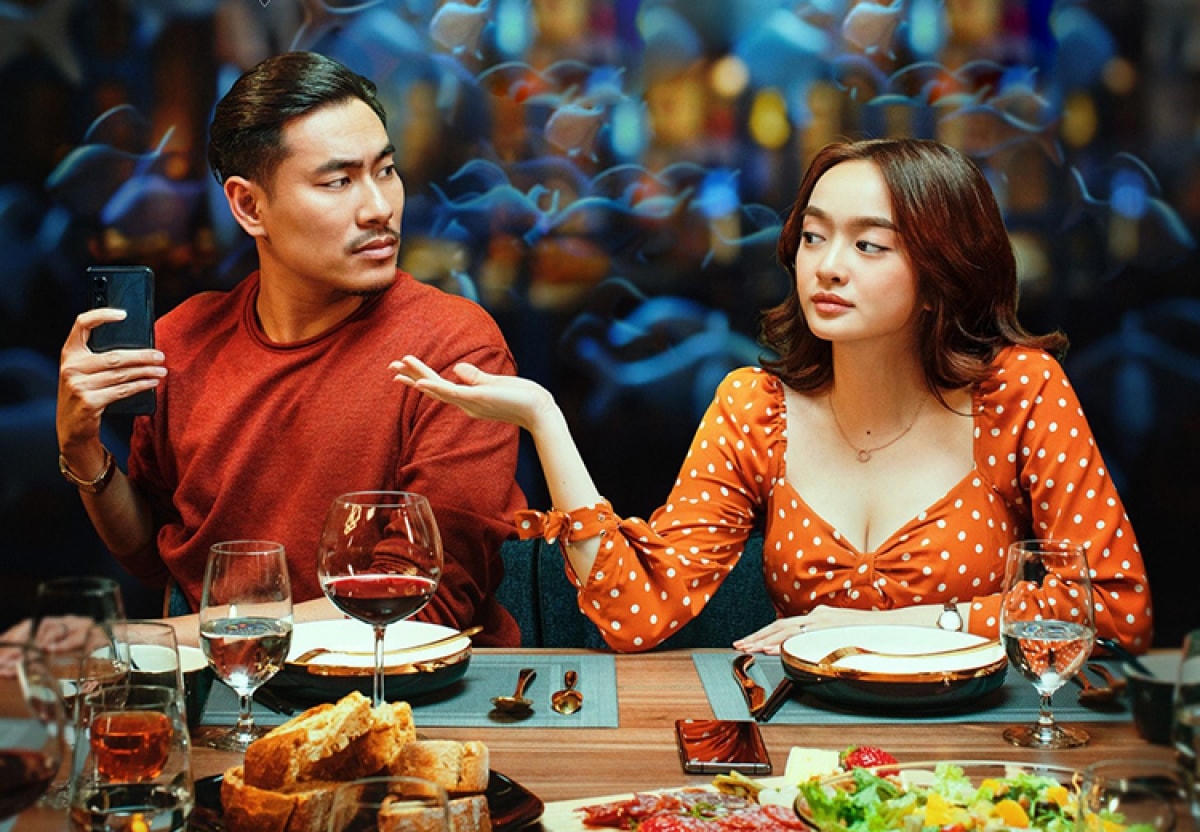 Cảnh trong phim Tiệc trăng máu.