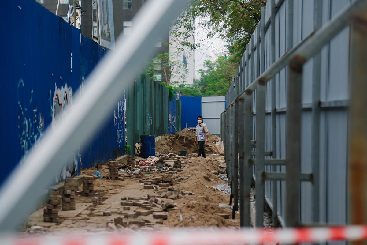 Bên trong phần đất bị rào chắn, là Dự án Đầu tư xây dựng khu hỗn hợp văn phòng cho thuê - nhà ở do Tổng công ty Đầu tư và phát triển nhà Hà Nội và Công ty TNHH MTV Kinh doanh dịch vụ nhà Hà Nội làm chủ đầu tư.