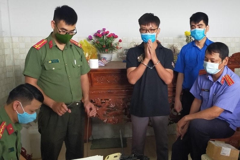 Cơ quan chức năng đọc lệnh bắt và khám nơi ở của Bùi Văn Thuận (Ảnh: Công an Thanh Hóa)..