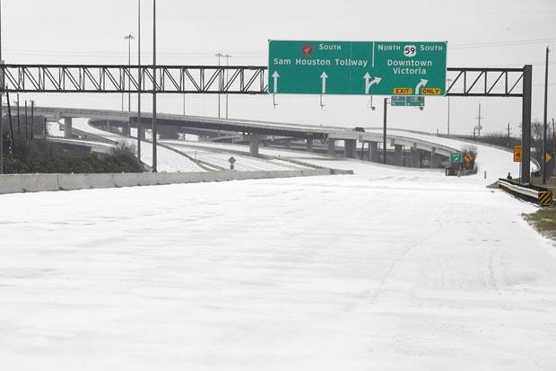 Một tuyến đường cao tốc bị đóng cửa do băng tuyết bao phủ dày đặc tại Houston, Texas, Mỹ, ngày 15/2/2021. Ảnh: THX/TTXVN.
