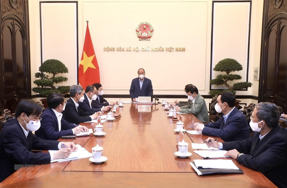 Chủ tịch nước Nguyễn Xuân Phúc chủ trì họp về công tác đưa công dân Việt Nam từ Ukraine về nước. (Ảnh: Lâm Khánh/TTXVN).