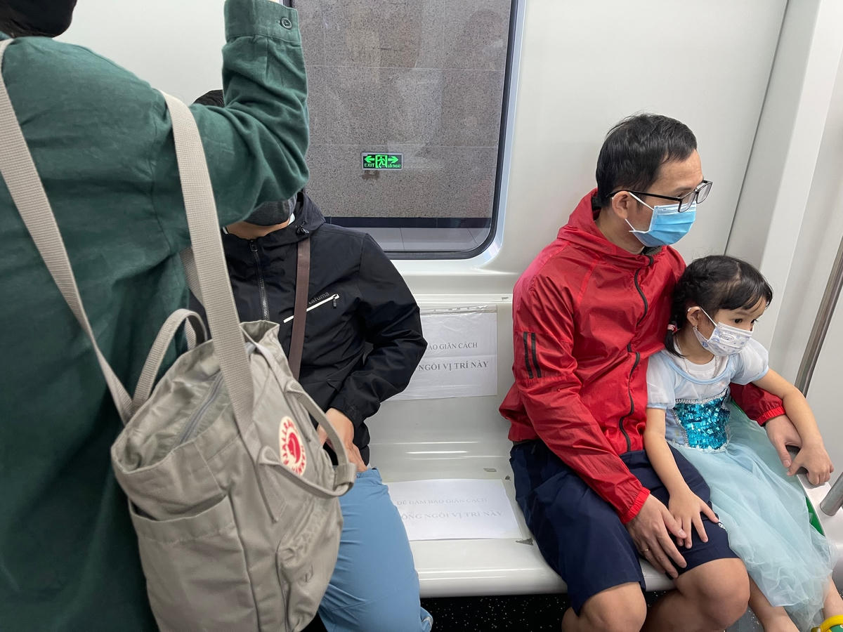 Nhiều phụ huynh cho con em đi trải nghiệm tàu nhưng không quên đảm bảo giãn cách. Anh Hưng chia sẻ: “Đợi mãi mới đến cuối tuần để có thời gian cho con đi thử phương tiện mới này. Trẻ con nhà tôi háo hức lắm, chỉ mong được đi tàu trên không. Không uổng hơn 10 năm chờ đợi của tôi, tàu rất đẹp, chạy êm và khá tiện lợi”.