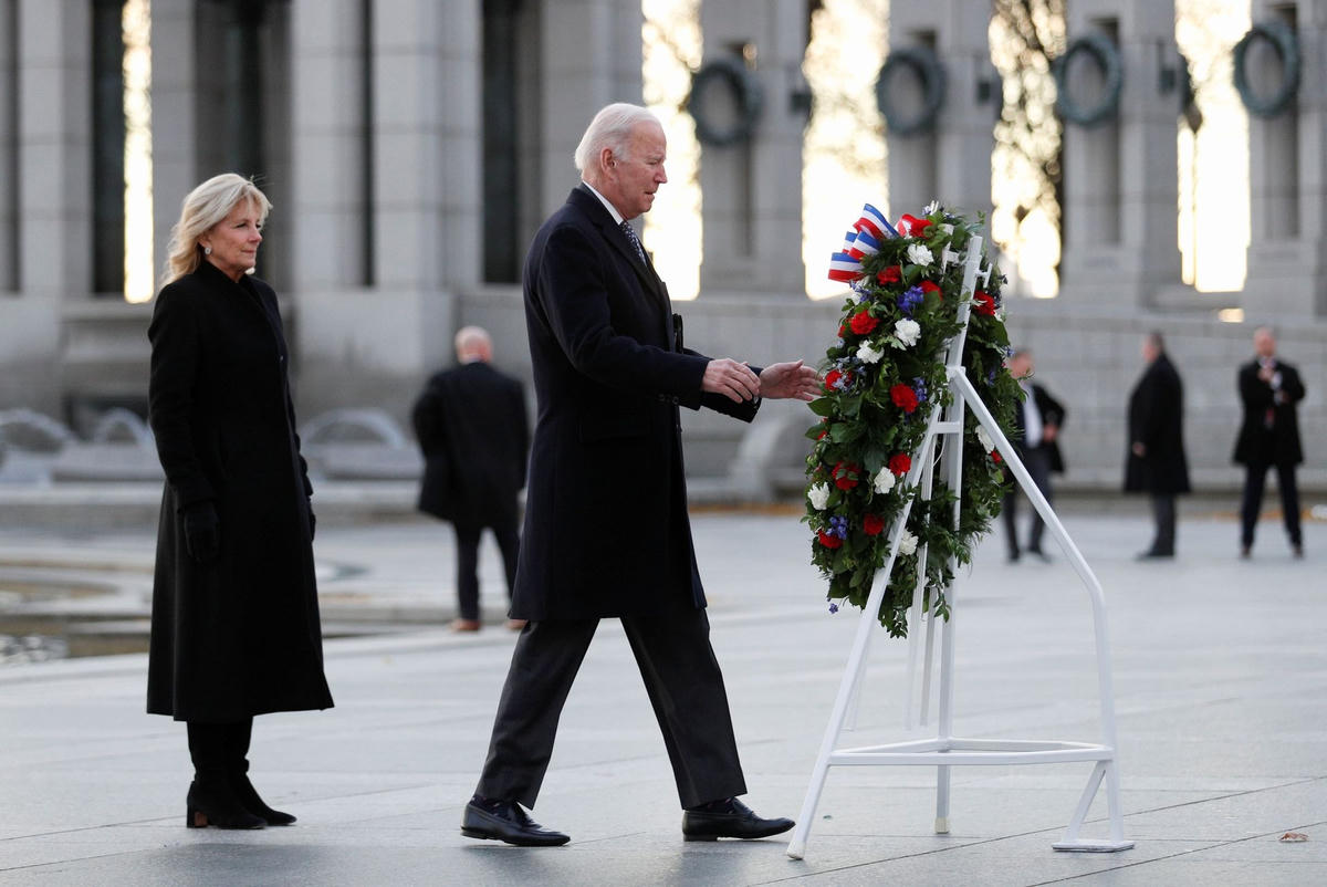 Tổng thống Mỹ Joe Biden và Đệ nhất Phu nhân Jill Biden ghé thăm đài tưởng niệm Chiến tranh Thế giới thứ hai nhân ngày kỷ niệm 80 năm sự kiện Trân Châu Cảng tại Washington. Ảnh Reuters.
