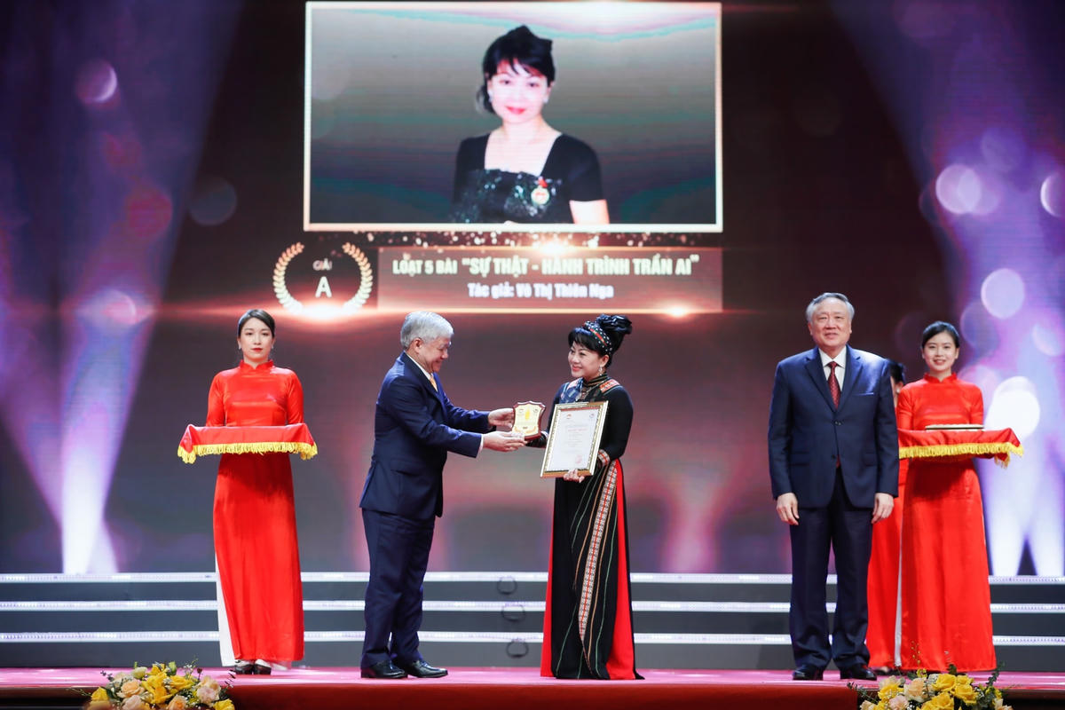 Chủ tịch UBTƯ MTTQ Việt Nam Đỗ Văn Chiến, Chánh án Tòa án nhân dân tối cao Nguyễn Hòa Bình trao giải A cho tác giả, nhóm tác giả.