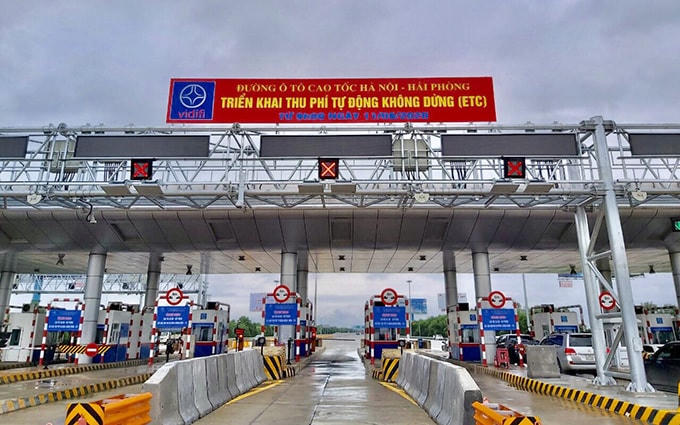 Sở GTVT Hà Nội đôn đốc các đơn vị kinh doanh vận tải dán thẻ định danh đối với các xe ô tô.