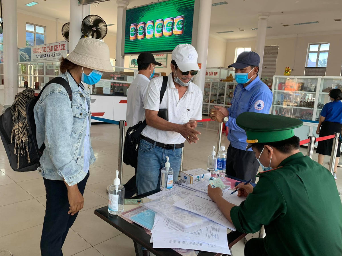 Các du khách khai báo y tế tại cảng Sa Kỳ (Quảng Ngãi).