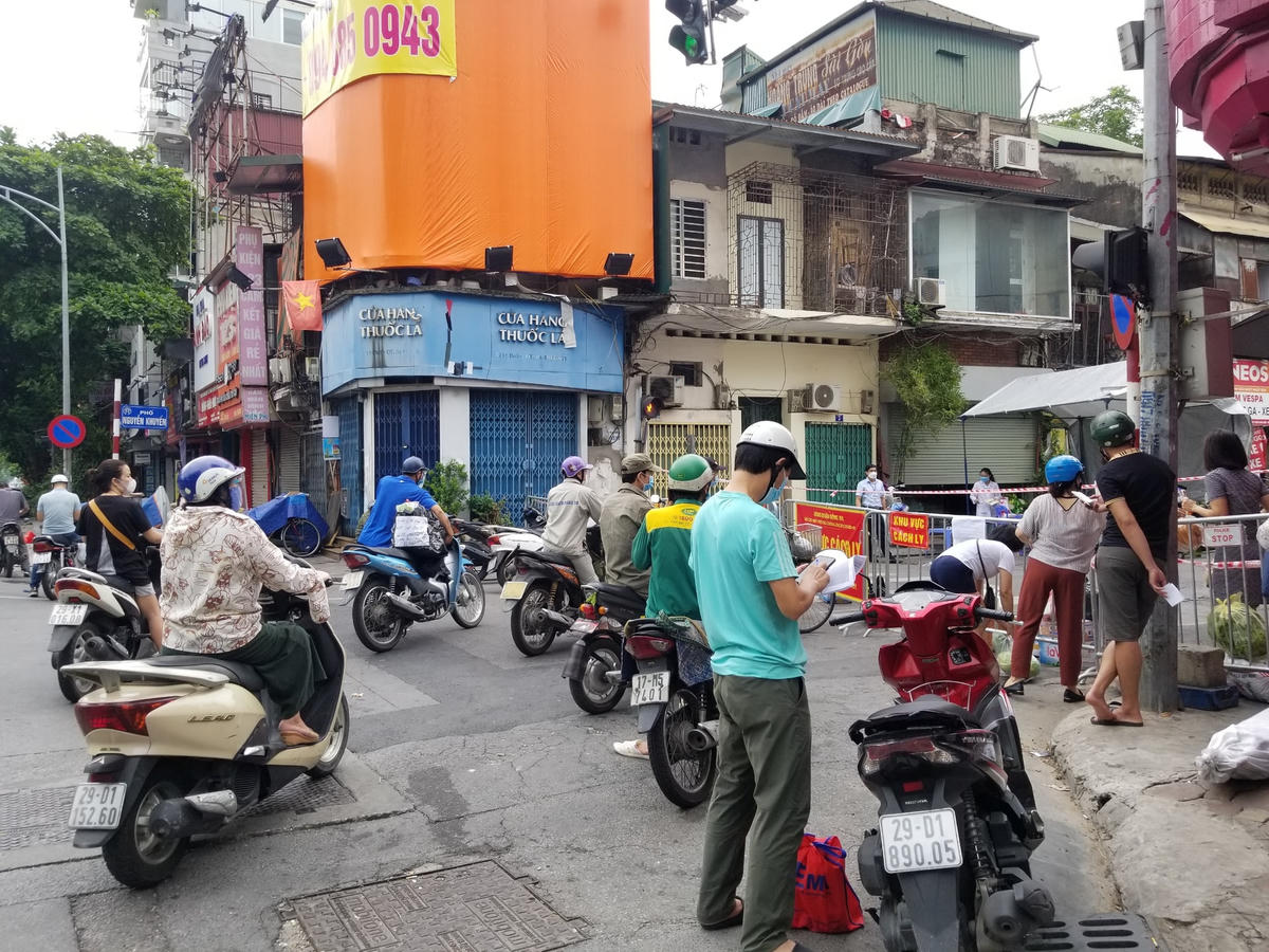 Tại chốt Lê Duẩn - Nguyễn Khuyến (phường Văn Miếu), hàng chục người cũng đang tập trung đợi đến lượt tiếp tế.