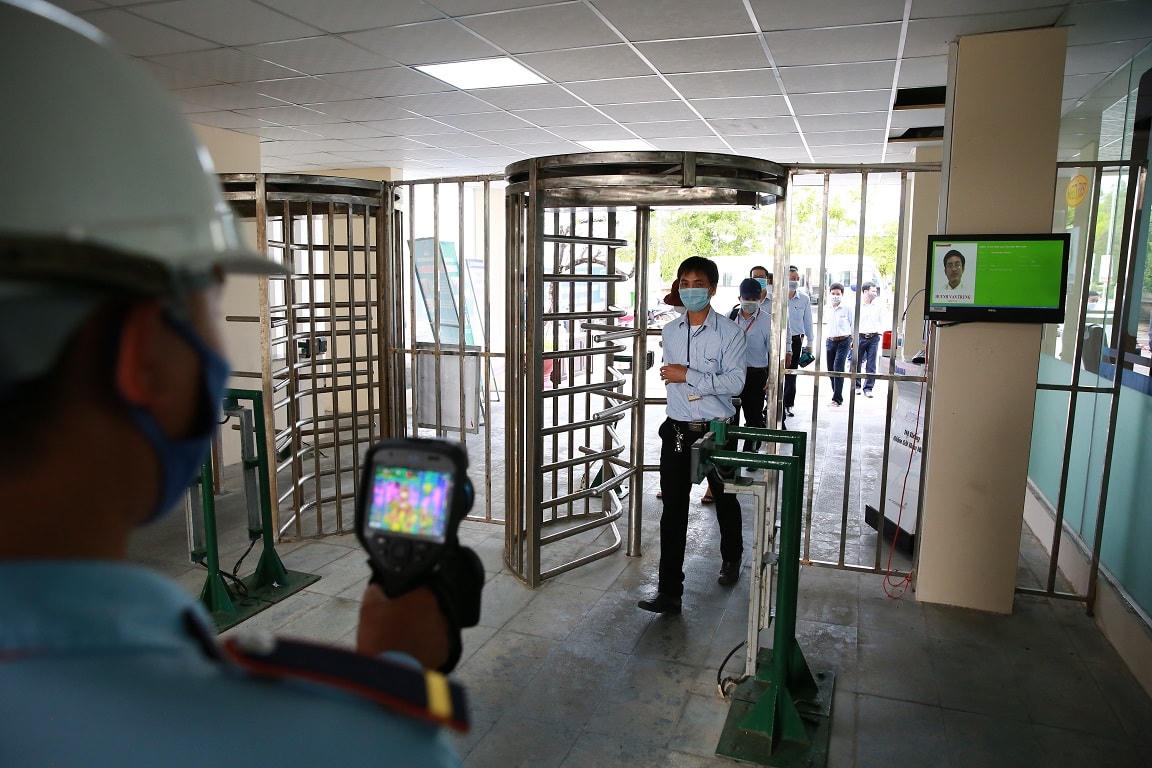 Nhân sự BSR phải đeo khẩu trang suốt quá trình ngồi trên xe buýt, di chuyển trong khuân viên Nhà máy, khi làm việc và được đo thân nhiệt.