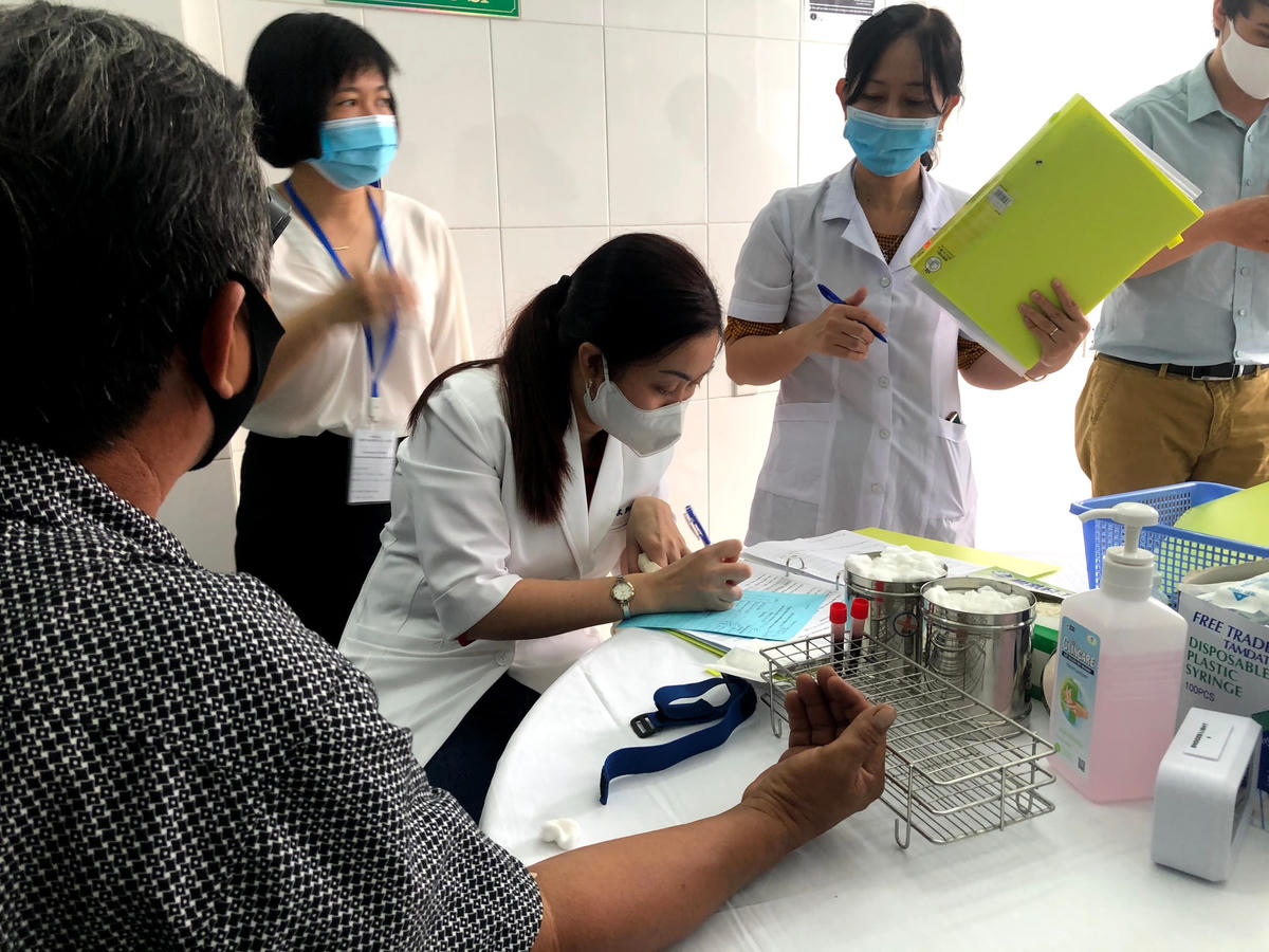 Tình nguyện viên trước khi tiêm.