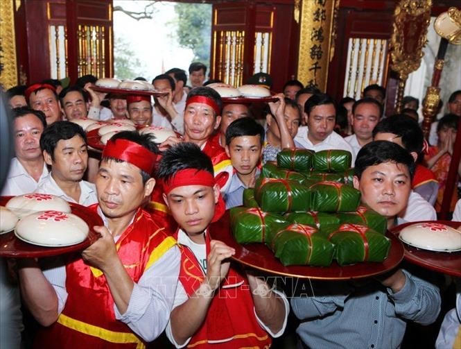 Dâng bánh chưng của huyện Cẩm Khê (Phú Thọ) và bánh dầy của tỉnh Hải Dương lên các Vua Hùng trong Lễ Giỗ Tổ Hùng Vương - Lễ hội Đền Hùng năm 2014. Ảnh: Quý Trung.