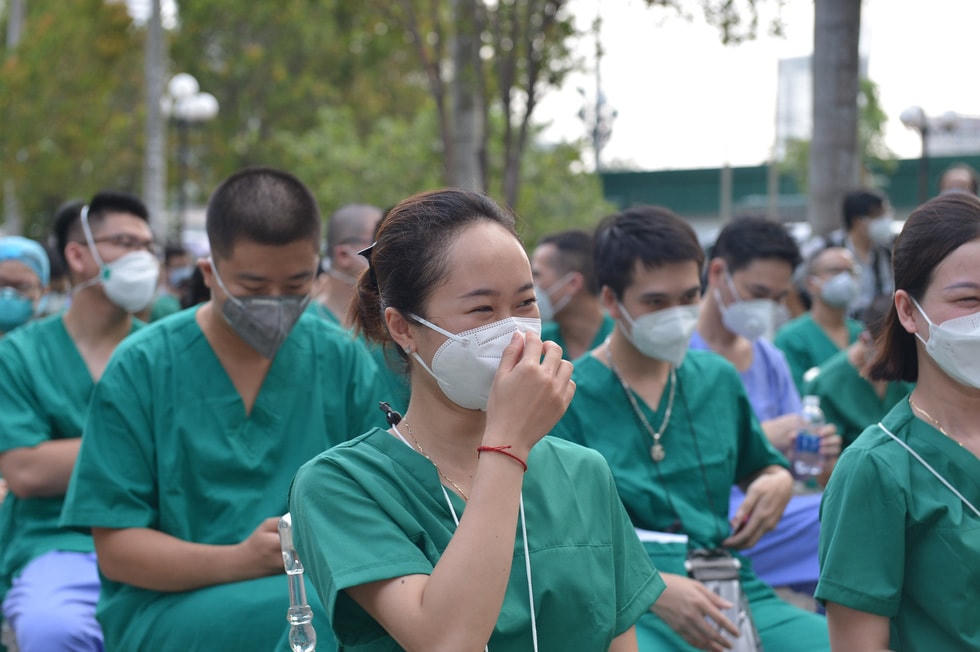 Để vận hành 3 trung tâm hồi sức này, Bộ Y tế điều động nhân lực, vật lực chưa từng có từ 3 bệnh viện tuyến cuối hạng đặc biệt ở Huế và Hà Nội. Tất cả đều chung sức, đồng lòng giúp TP HCM sớm đẩy lùi dịch bệnh. Những ngày tới sẽ là những ngày gian nan, nhưng trên gương mặt của đội ngũ y bác sĩ luôn lạc quan, không thiếu đi nụ cười, Ảnh: Tuổi Trẻ.