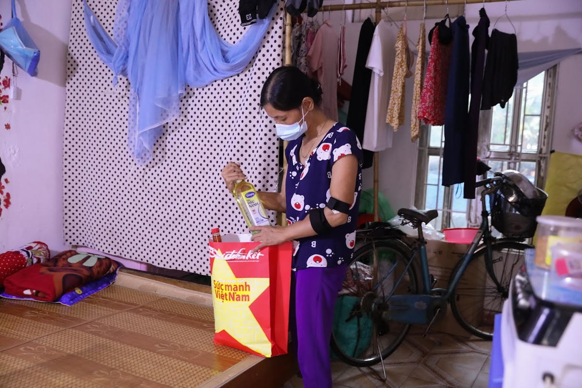 Những món quà từ chương trình “Cơm cho người nghèo trong đại dịch” của Báo Đại Đoàn Kết đến tận tay người dân.