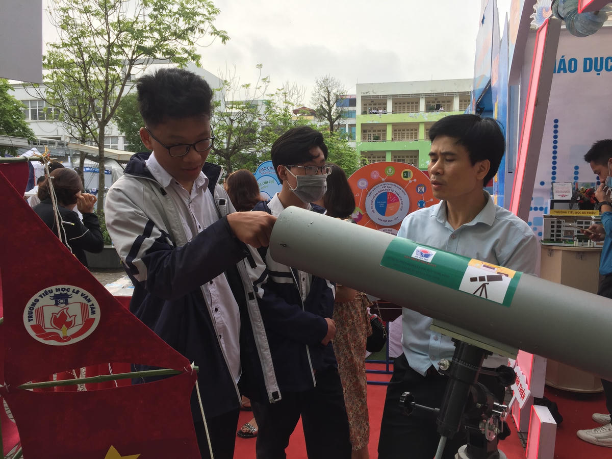 Học sinh tìm hiểu với các nền tảng học tập trực tuyến được giới thiệu tại ngày hội.