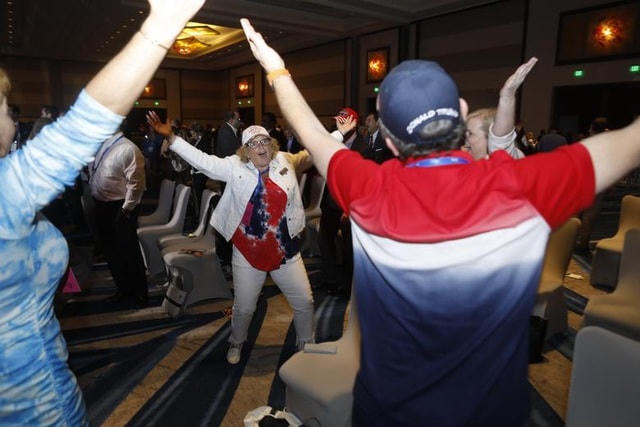 Bài phát biểu của ông Trump được đưa ra trong thời điểm đảng Cộng hòa đang có sự chia rẽ về mặt quan điểm sau vụ bạo loạn nhà quốc hội hôm 6/1 mà ông Trump bị cáo buộc kích động đám đông. Ông Trump đã công khai chỉ trích một số chính trị gia, đảng viên Cộng hòa bất đồng với ông hoặc đã bỏ phiếu luận tội/kết tội ông ở quốc hội sau vụ việc ngày 6/1. Trong ảnh: Người ủng hộ ông Trump nhảy múa sau bài phát biểu của ông.  