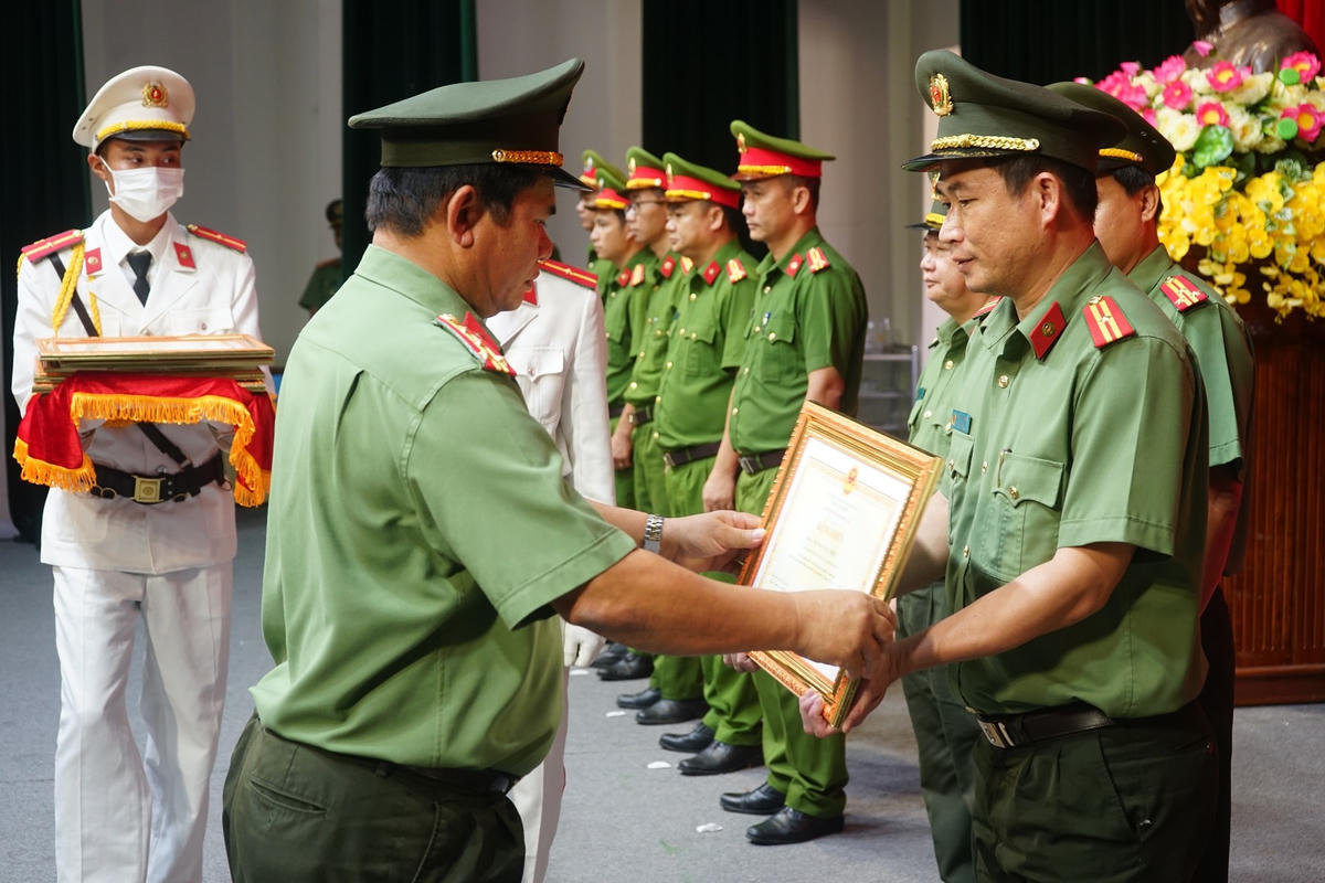 Thừa ủy quyền của Bộ Công an, Đại tá Huỳnh Sông Thu, Phó Giám đốc Công an tỉnh trao Bằng khen của Bộ Công an cho các cá nhân.