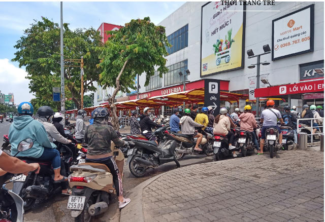 Hàng xe chờ được vào bên trong siêu thị trên đường Nguyễn Văn Lượng. Ảnh: Cao An Biên.