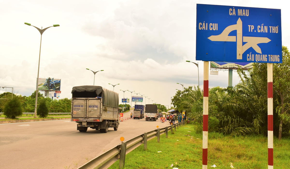 Lực lượng đóng chốt tại đầu cửa ngõ đi vào trung tâm thành phố để phân loại, đón người dân của TP Cần Thơ trở về quê. Người dân tự ý về quê không phải là người dân Cần Thơ được phép lưu thông qua địa bàn TP Cần Thơ.