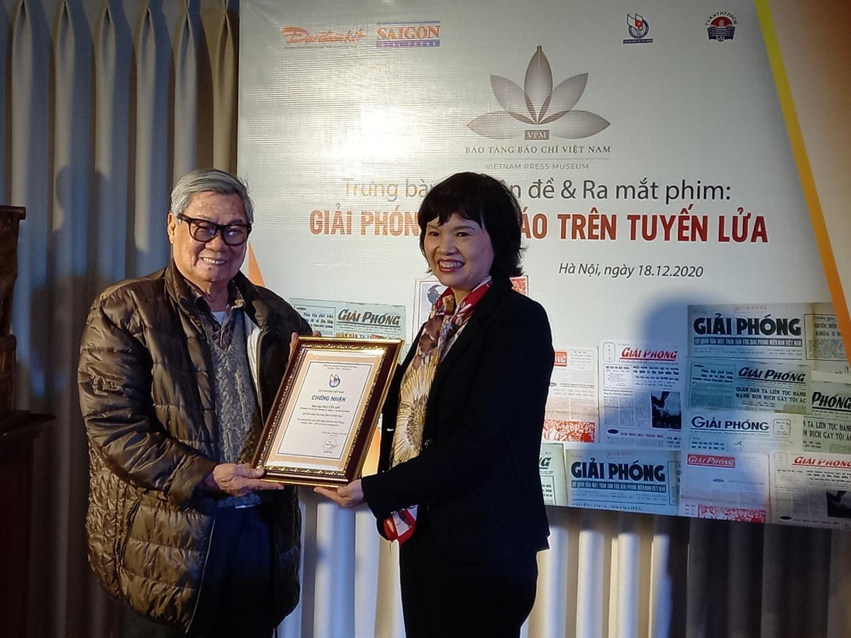 Ông Nguyễn hồ nhận giấy chứng nhận hiến tặng kỷ vật.