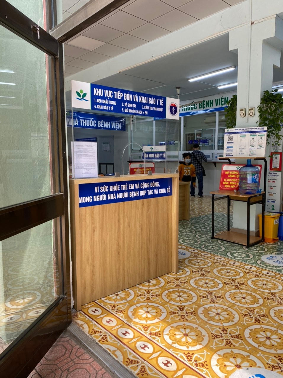 Khu vực dành riêng cho khai báo y tế tại khoa khám bệnh Bệnh viện Nhi Trung ương. Ảnh: L.A.