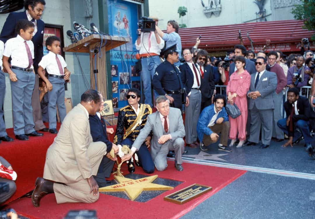Tháng 8 năm 1984, Jackson nhận được một ngôi sao trên Đại lộ Danh vọng Hollywood. Hình ảnh anh ấy có gia đình bên cạnh.  