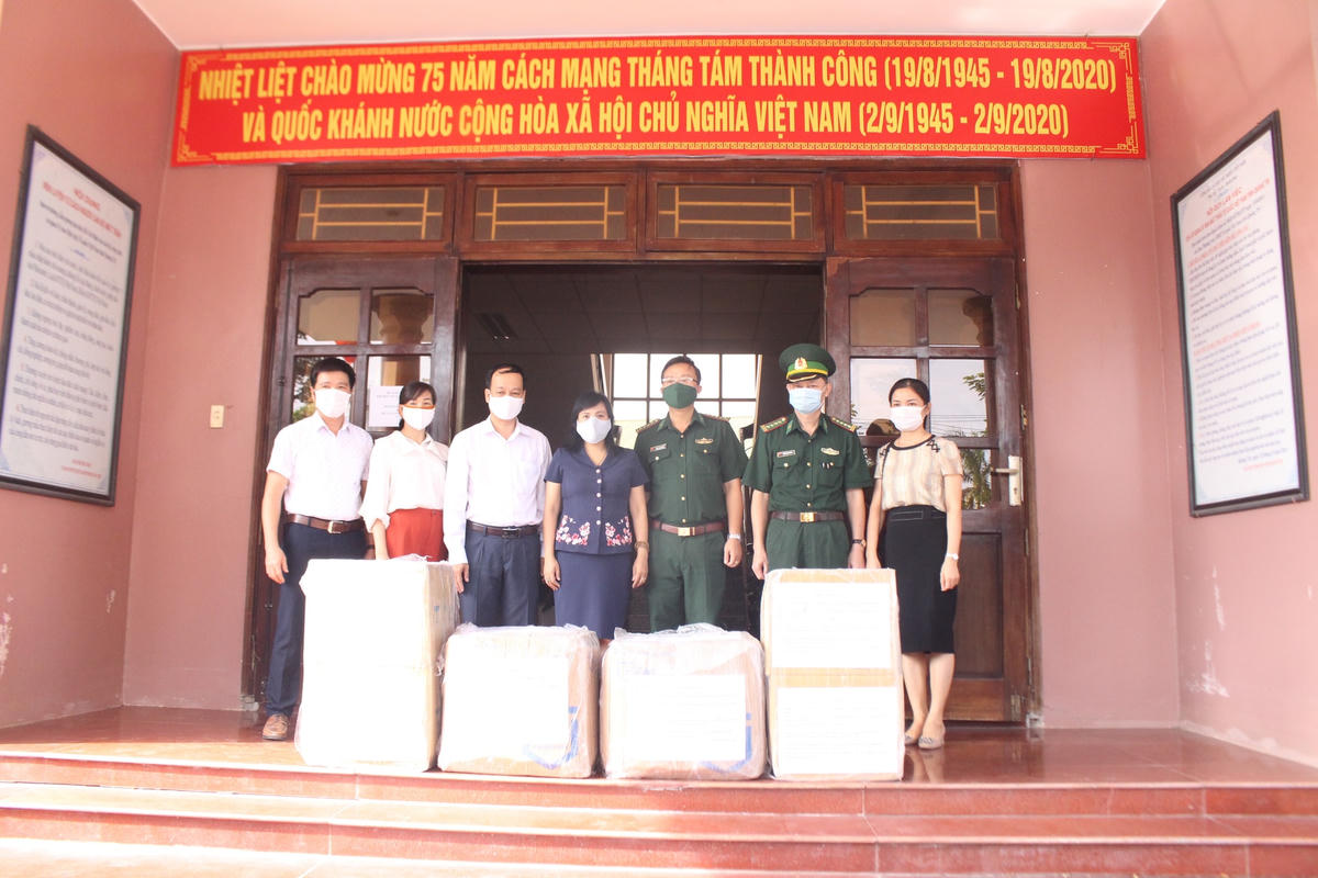 Lãnh đạo MTTQ tỉnh Quảng Trị trao áo quần bảo hộ và túi ngủ cho các đơn vị đang làm nhiệm vụ phòng, chống dịch Covid-19.